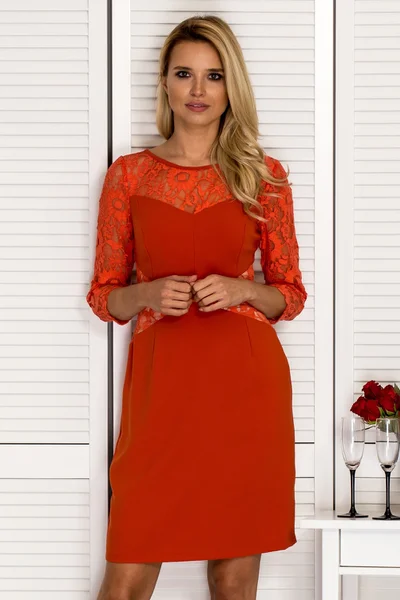 Oranžové dámské šaty s krajkovými vložkami FPrice