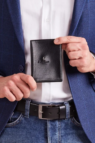 Černá pánská vertikální kožená peněženka s reliéfem FPrice