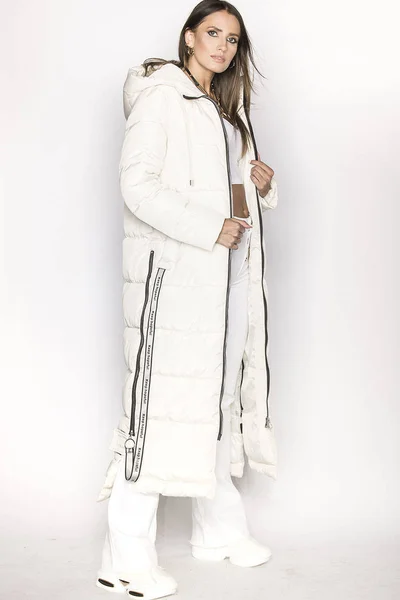 Dlouhý prošívaný dámský kabát v bílé barvě s černými detaily Ann Gissy