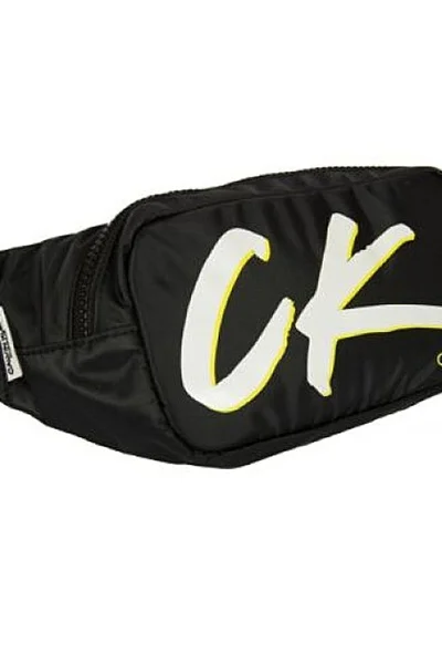 Černá ledvinka s bílými písmeny CK Calvin Klein 0001