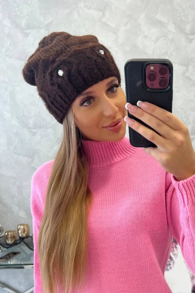 Zimní hnědá dámská beanie čepice s kamínky Kesi