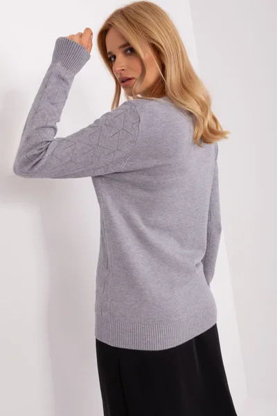 Světle šedý dámský pulovr s dlouhým rukávem AT
