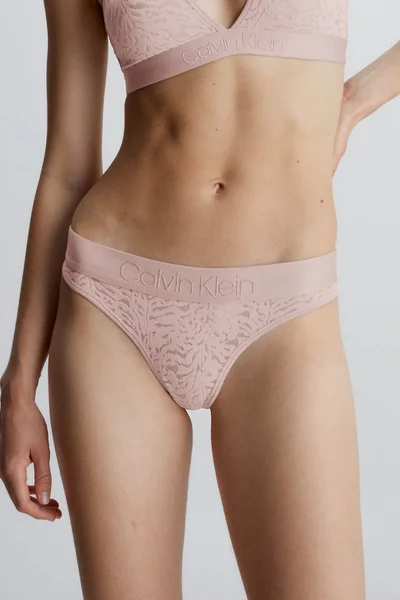 Světle růžové dámské string kalhotky Calvin Klein
