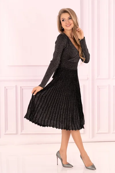 Černé midi šaty s mírně nařasenou sukní Merribel