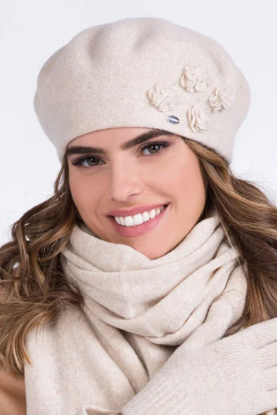 Tělová dámská zimní čepice s výšivkou Kamea