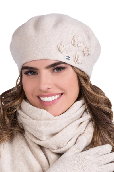 Tělová dámská zimní čepice s výšivkou Kamea