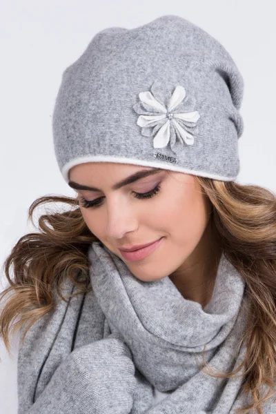 Zimní hřejivá čepice v šedé barvě s ozdobou Kamea