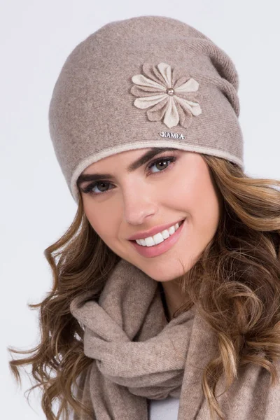 Béžová dámská zimní čepice s ozdobou Kamea