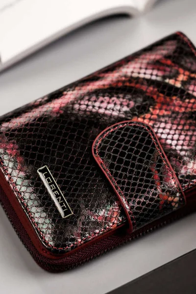 Elegantní dámská peněženka s hadím vzorem FPrice červeno-černá