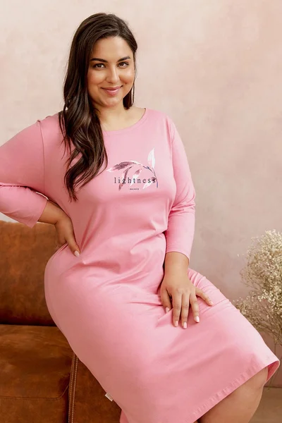 Světle růžová pohodlná noční košile s dlouhým rukávem Taro plus size