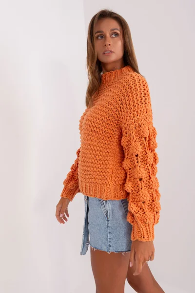 Oranžový dámský svetr se zdobenými rukávy AT