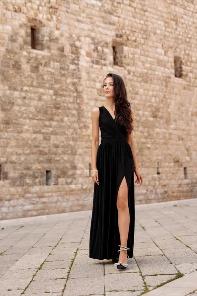 Černé dlouhé dámské šaty s rozparkem Roco Fashion