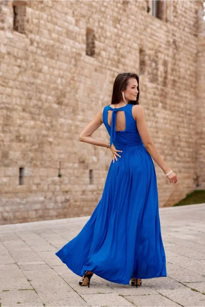 Společenské dlouhé královsky modré šaty s rozparkem Roco Fashion