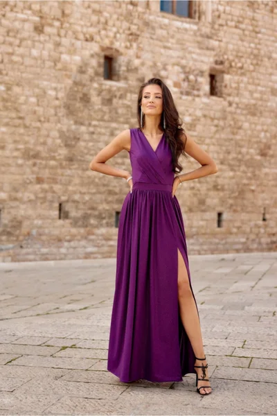 Společenské fialové dámské šaty s rozparkem Roco Fashion