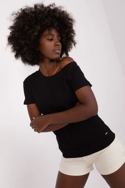 Dámské tričko v černé barvě s asymetrickým výstřihem RELEVANCE