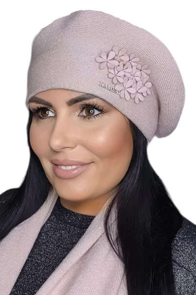 Elegantní dámská zimní čepice s výšivkou Kamea