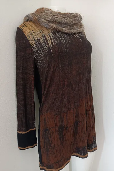Pohodlný dámský delší svetr s přehnutým límcem FPrice