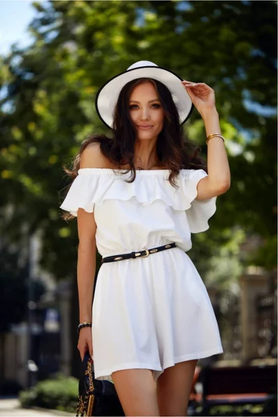 Letní bílý krátký dámský overal s volánky Roco Fashion