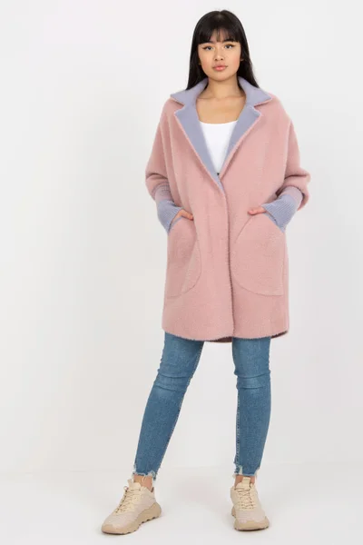 Světle růžový oversize kabát s šedými detaily MBM