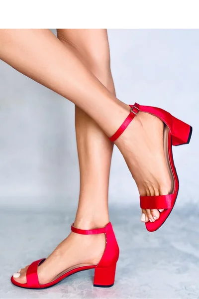 Červené saténové sandály na nízkém podpatku Inello