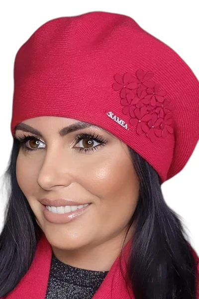 Červená dámská zimní čepice s výšivkou Kamea