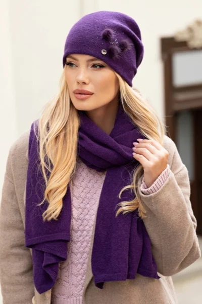 Tmavě fialová dámská zimní čepice s ozdobou Kamea
