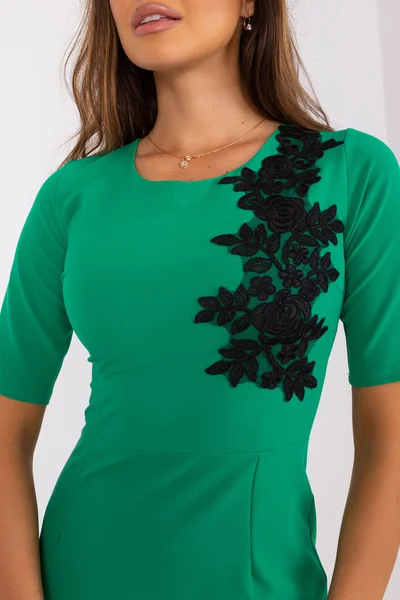 Přiléhavé zelené pouzdrové šaty s výšivkou FPrice