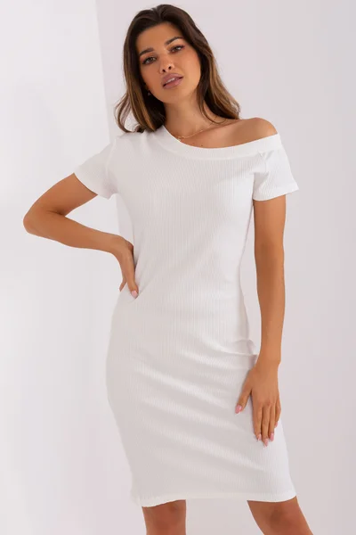 Hladké jednoduché bílé šaty s lodičkovým výstřihem FPrice