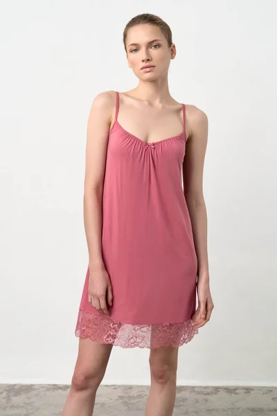 Lehká růžová dámská noční košile s krajkou a ozdobnou mašlí Vamp