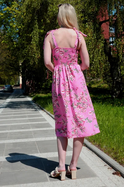 Midi růžové dámské letní šaty na ramínka Merribel
