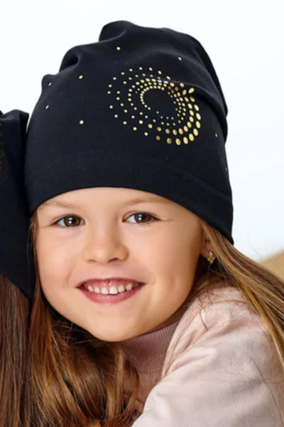 Dívčí bavlněná čepice s odzobnou aplikací AJS
