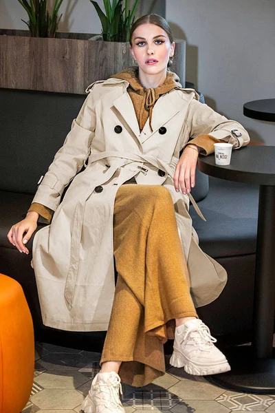 Dámský světle béžový dvouřadový kabát s páskem H141 Ann Gissy (v barvě Béžová)