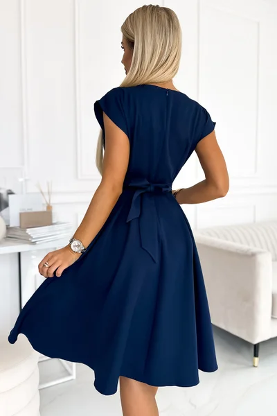 Tmavě modré elegantní dámské krátké šaty s hlubokým výstřihem Numoco
