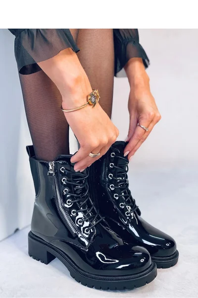 Lakované dámské černé kotníčkové šněrovací boty Inello