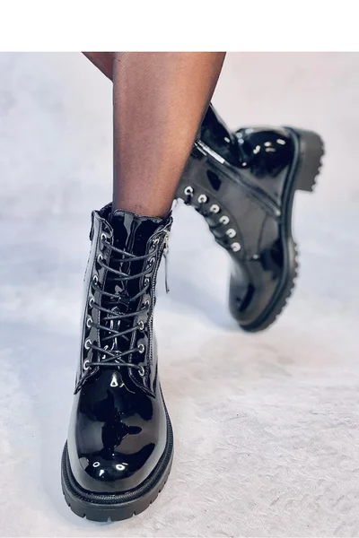 Lakované dámské černé kotníčkové šněrovací boty Inello