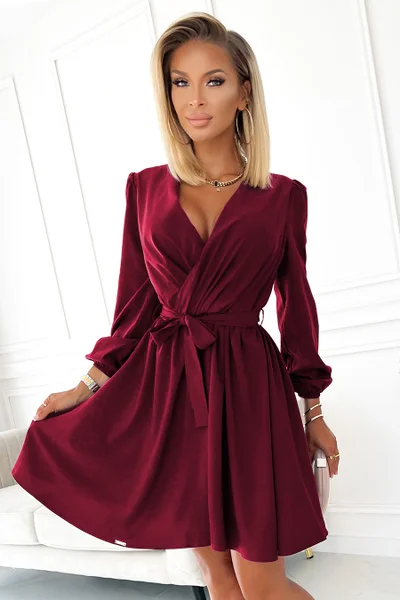 BINDY - Velmi žensky působící šaty ve vínové bordó barvě s dekoltem Y742 Numoco