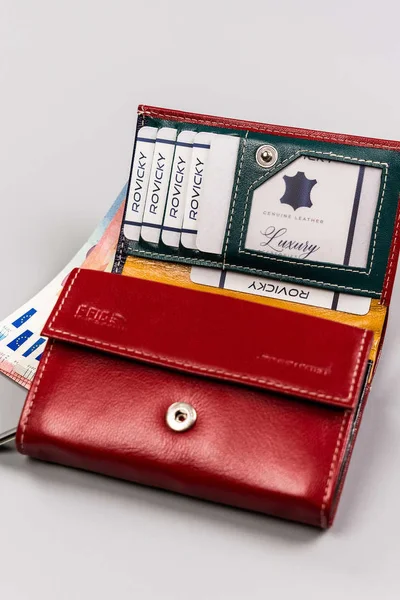 Podélná dámská peněženka v červené barvě FPrice