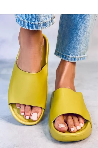 Dámské koženkové pantofle v žluté barvě Inello