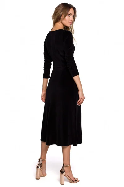 Černé přiléhavé šaty s áčkovou sukní Moe