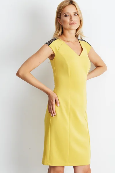 Žluté pouzdrové šaty ke kolenům FPrice