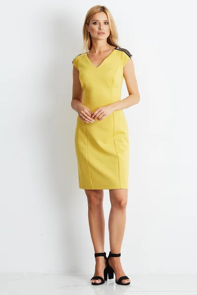 Žluté pouzdrové šaty ke kolenům FPrice