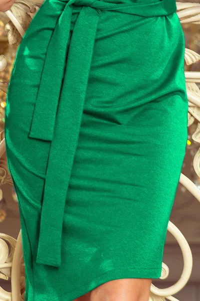 Zelené šaty s asymetrickou spodní částí a páskem Numoco 7573557