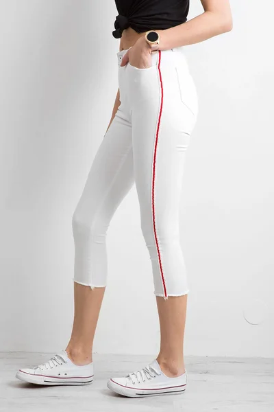 Bílé úzké džíny s červeným pruhem FPrice