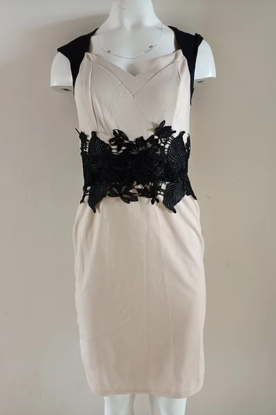 Ecru-černé dámské přiléhavé šaty s výstřihem na zádech Koucla