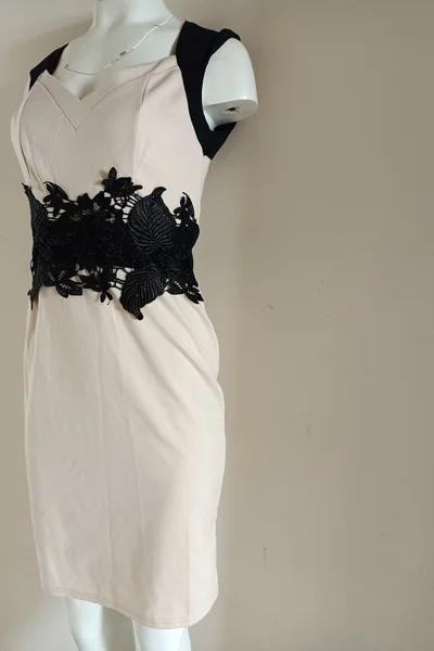 Ecru-černé dámské přiléhavé šaty s výstřihem na zádech Koucla