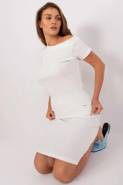 Jednoduché dámské bílé tričko s lodičkovým výstřihem RELEVANCE
