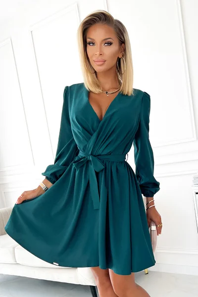 BINDY - Velmi žensky působící šaty v lahvově zelené barvě s dekoltem UC575 Numoco