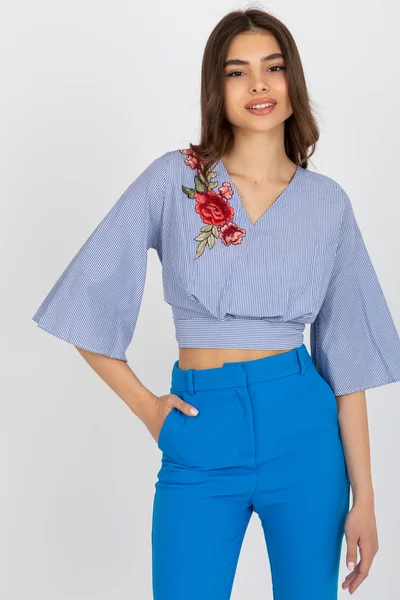 Bledě modrý crop top s výšivkou FPrice