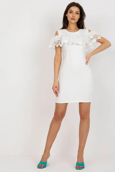 Bílé dámské mini šaty s krajkovým volánkem FPrice