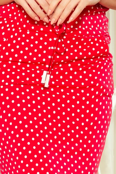 Červené sportovní puntíkované šaty se zavazováním a kapsičkami Numoco 7243926